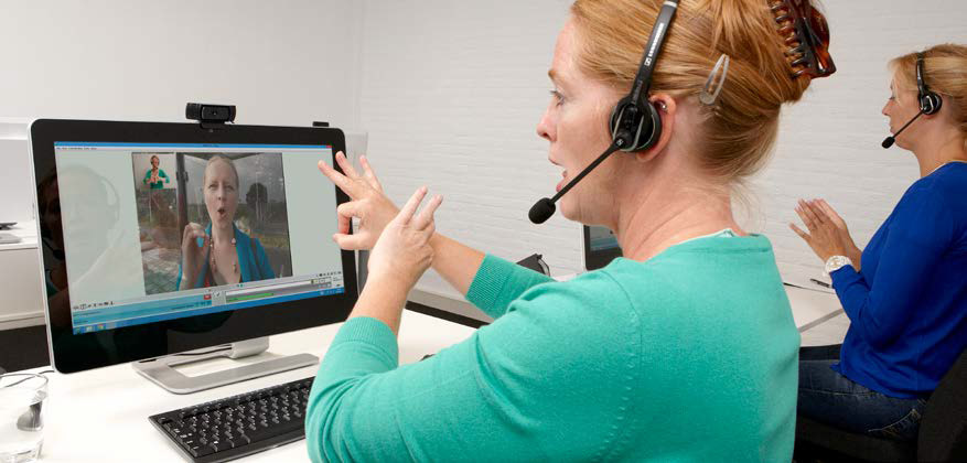 Een telefonische tolk helpt je met alles omtrent bankzaken van achter je computerscherm