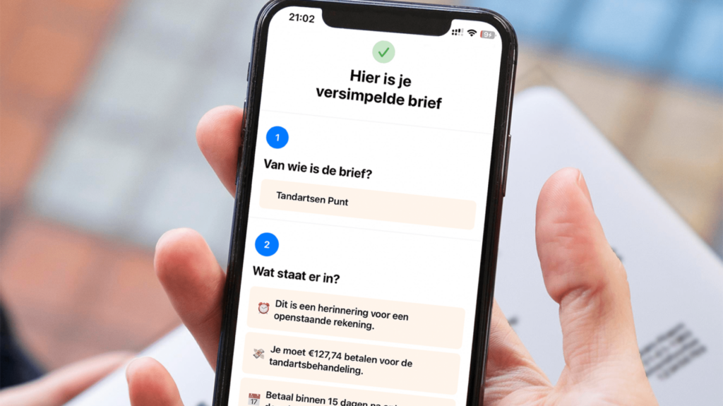 Smartphone toont een vereenvoudigde uitleg van een brief van de tandarts, zodat belangrijke informatie makkelijker te begrijpen is.